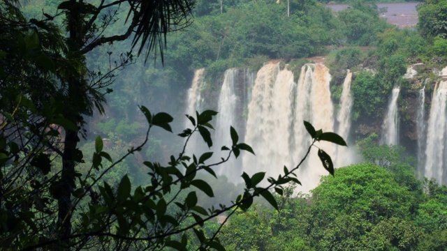 伊瓜苏瀑布，位于巴西和阿根廷交界处视频素材