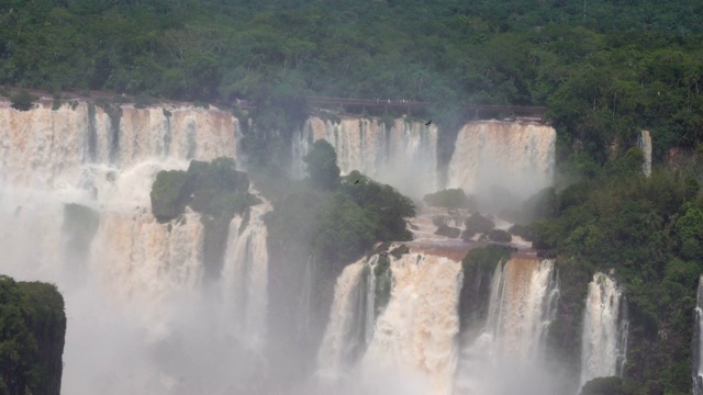伊瓜苏瀑布，位于巴西和阿根廷交界处视频素材