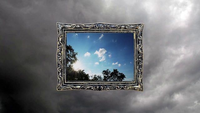 概念创意的时间流逝视频的蓝天与快速移动的积云在日落在一个复古的框架与灰色的雨天天空。对光明未来，希望，信念的想法。视频下载