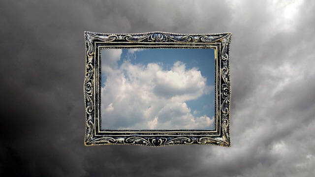 概念时间在一个古老的画面中环绕着蓝色的天空和快速移动的积云，与阴雨的天空和灰色的云。对光明未来，希望，信念的想法。视频下载