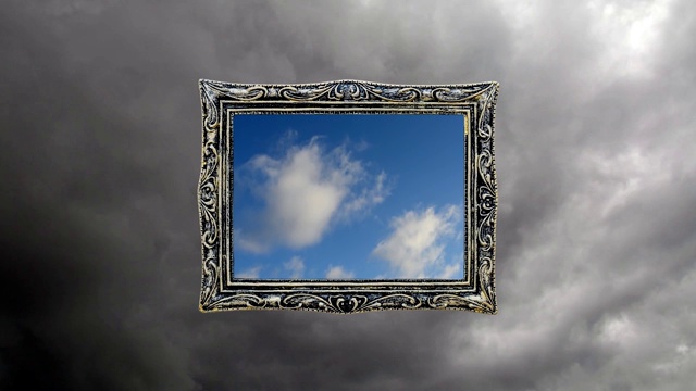 概念时间在一个古老的画面中环绕着蓝色的天空和快速移动的积云，与阴雨的天空和灰色的云。对光明未来，希望，信念的想法。视频下载