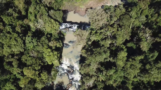 阿根廷米密斯丛林中的瀑布。视频素材