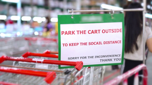 新冠肺炎大流行期间超市外用于社交距离的购物车。视频下载