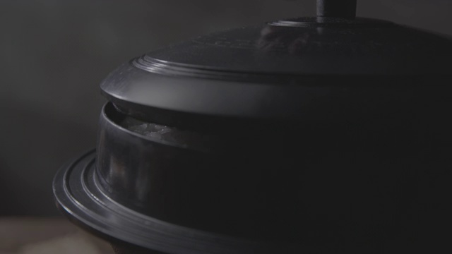 Gamasot(韩国传统大锅)蒸饭的盖子视频素材