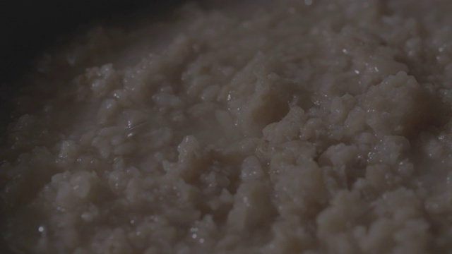 煮Nurungji Juk(烤米粥)视频素材