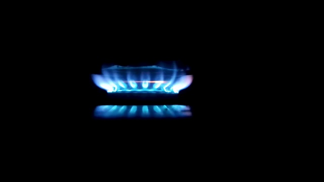 持续的蓝色火焰孤立，从侧面看，集中在屏幕的中心。视频下载