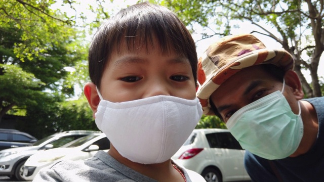 亚洲小男孩与父亲拍摄视频视频。视频素材