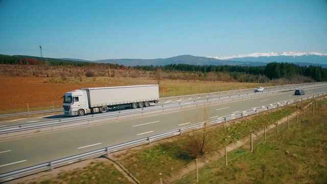 航拍的风景如画的高速公路视频下载