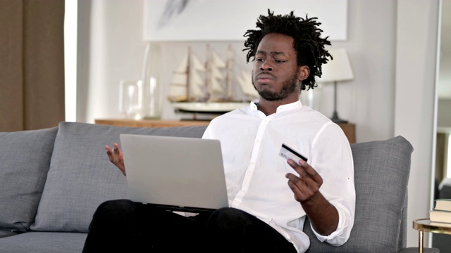 非洲人在家笔记本电脑上的在线支付损失视频素材