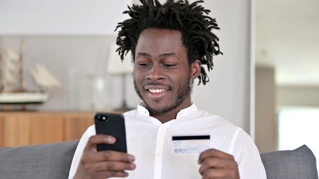 非洲人在智能手机上成功在线支付视频素材