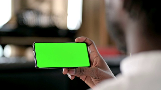 后视图非洲人使用智能手机与色度键屏幕视频素材