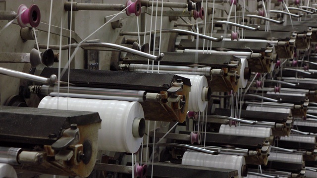 工业编织袋机械在工厂工作视频下载