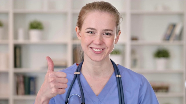 愉快的年轻女医生竖起大拇指视频素材