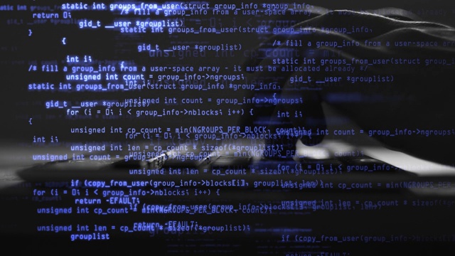 男性的手在键盘上输入程序代码。蓝色源代码覆盖。编码和信息全息图。个人数据保护、密码安全、私钥和网络攻击防范的概念。视频素材