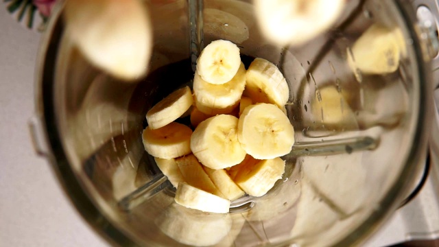 用搅拌机煮香蕉冰沙。香蕉片视频素材