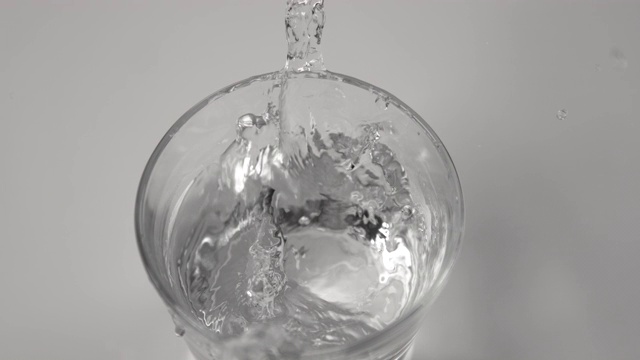 特写:在地震事件中，自来水在透明的玻璃中飞溅。视频素材