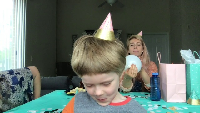 一个孩子和两个年轻女人的幽默生日庆祝(音频)视频下载