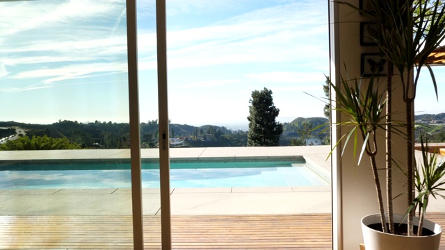 在后院里有游泳池的现代住宅景观视频下载