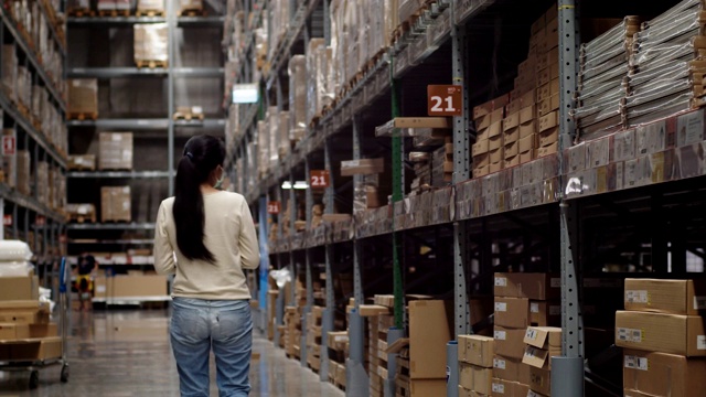 亚洲女员工或审计员在仓库清点和检查库存余额。视频素材