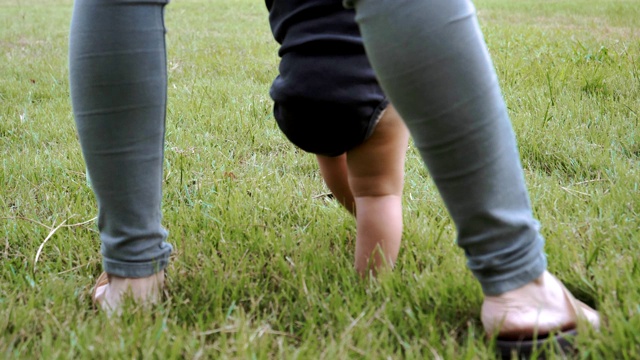 后视镜:宝宝第一次踏在草地上视频下载