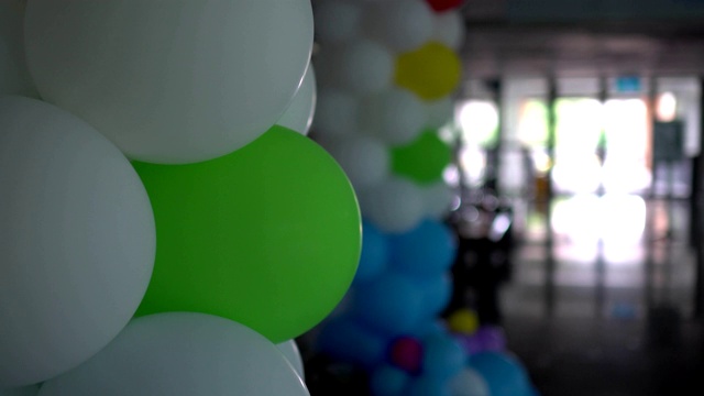 近距离观察庆典大厅里的彩色气球。主题在左边。视频素材