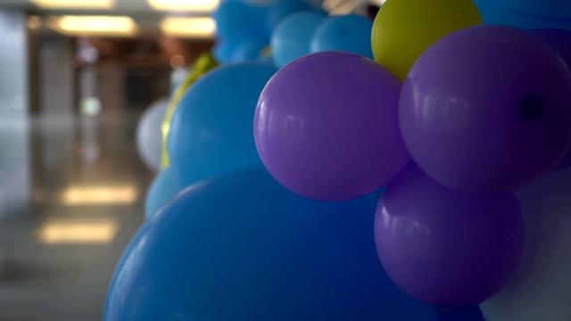 近距离观察庆典大厅里的彩色气球。主题在右边。视频素材