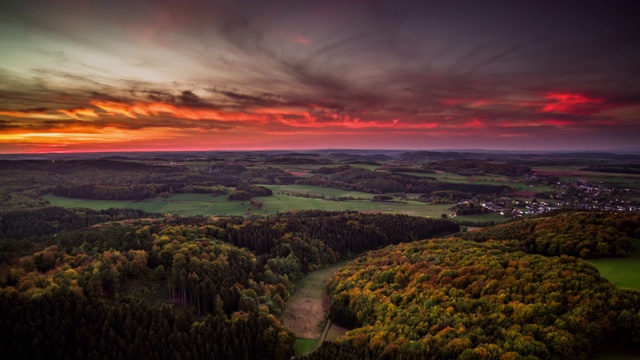 AERIAL:日落时德国艾菲尔山脉的乡村景观视频素材