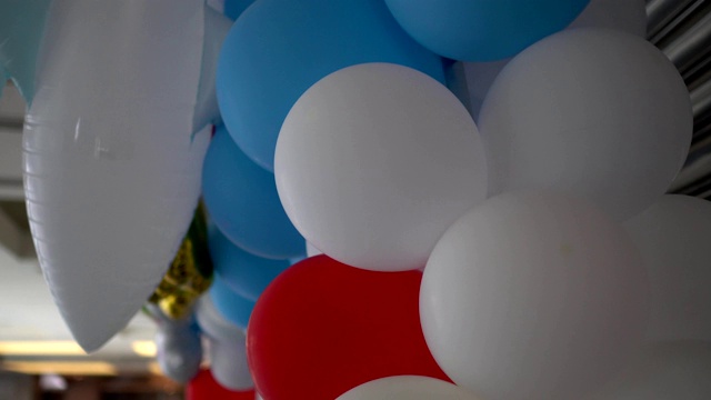 近距离观察庆典大厅里的彩色气球。主题在右边。视频素材