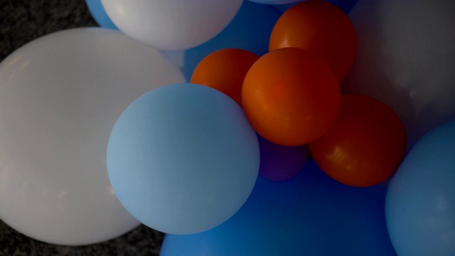 近距离观察庆典大厅里的彩色气球。在看。视频素材