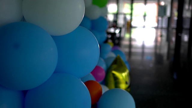 近距离观察庆典大厅里的彩色气球。主题在左边。视频素材