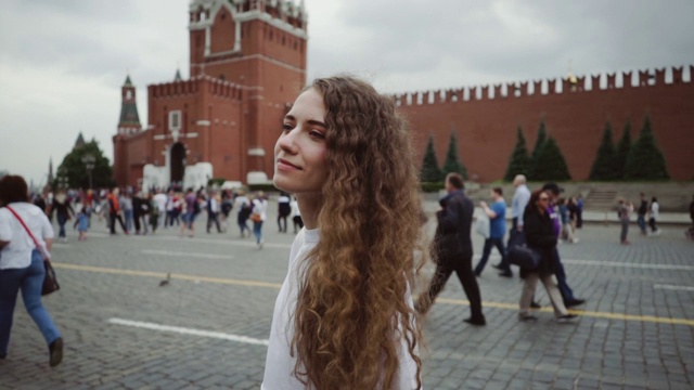年轻的白人女孩旅游放松和漫步在莫斯科城市和克里姆林宫，红场，俄罗斯视频下载