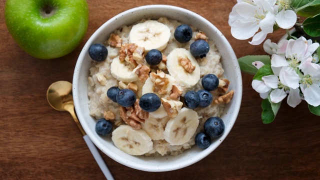 健康早餐燕麦粥碗里有水果、浆果视频素材