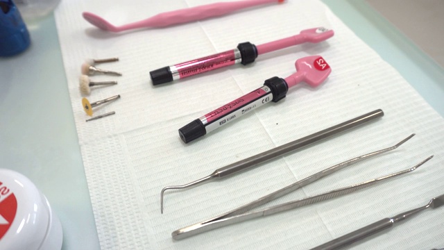 牙科治疗用的一套工具视频素材