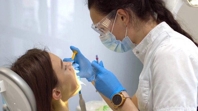 在诊所里，牙医治疗病人的牙齿视频下载