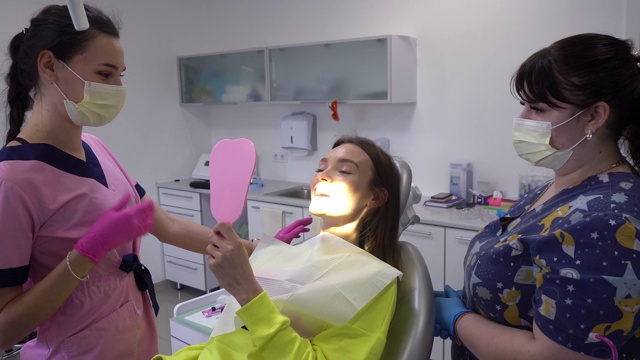 病人在治疗后照镜子看自己的牙齿视频下载