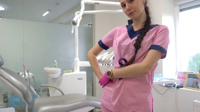 在诊所穿着粉红色制服的牙医视频下载