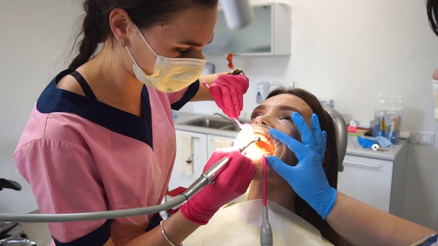牙医兼助手为病人治疗牙齿视频下载