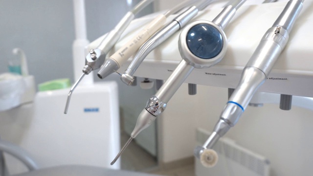 牙科诊所用于牙科治疗的一套工具视频下载