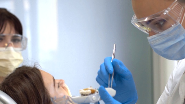 牙医治疗病人的牙齿的特写视频下载