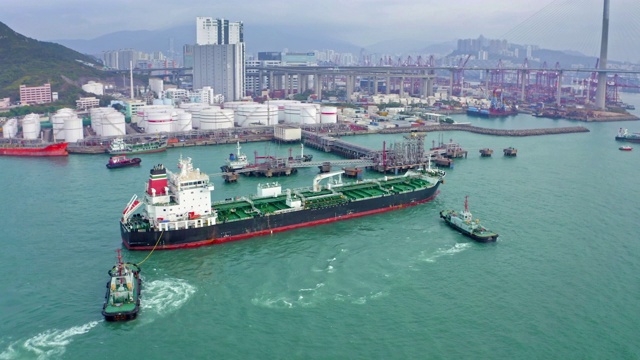 鸟瞰图拖船拖油船装载码头为运输石油或能源的概念背景。视频素材