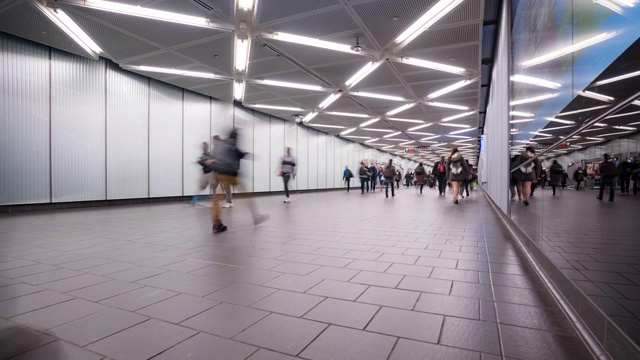 延时:纽约地铁车站地下通道的行人拥挤视频下载