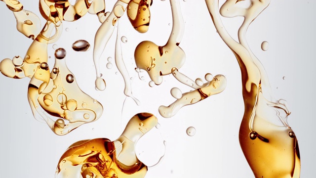 透明的化妆品橙色金色的油泡泡和形状在白色的背景视频下载