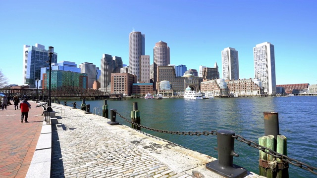 Panning拍摄波士顿城市天际线建筑与波士顿湾从范码头公园马美国视频素材