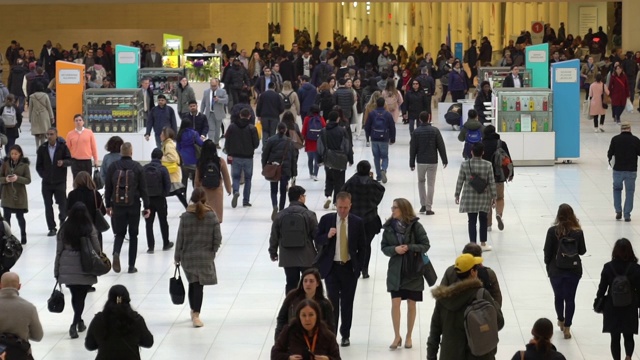 慢镜头:商人游客行人拥挤在纽约地铁车站视频素材