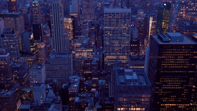 向上倾斜:高角度的曼哈顿纽约日落。美国的生活方式，城市景观地标和旅游理念。视频下载