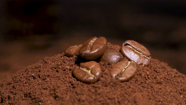 慢镜头4K股票视频中，咖啡堆上的咖啡豆视频下载