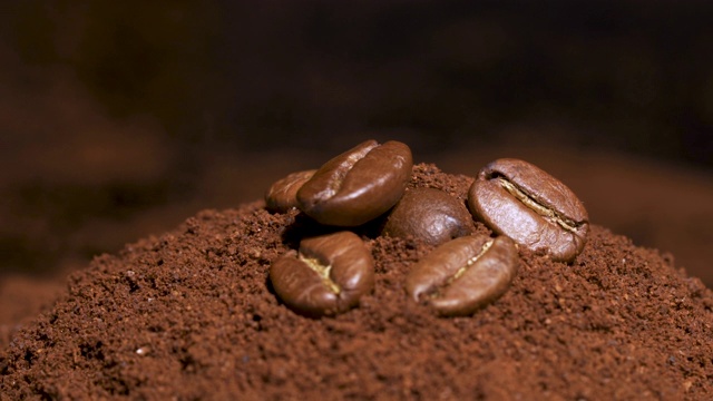 慢镜头4K视频中咖啡堆上的咖啡豆视频下载