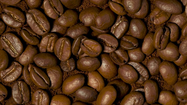 咖啡豆在4k慢镜头中旋转视频下载