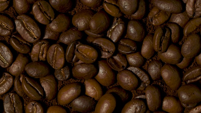 咖啡豆和咖啡粉在4k慢镜头中旋转视频下载