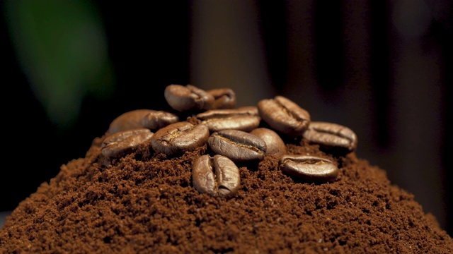 咖啡豆和一堆咖啡粉微距拍摄4k视频下载